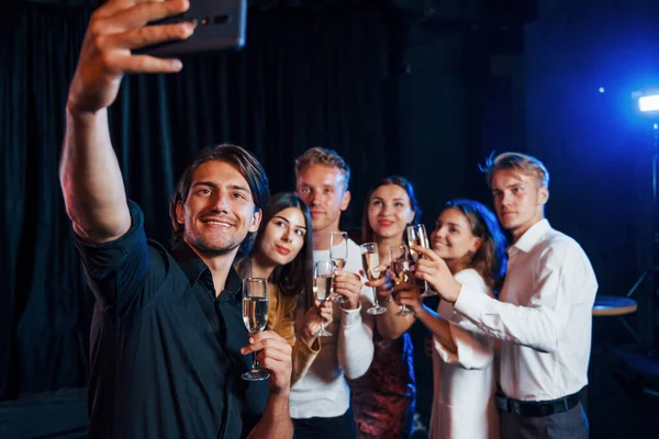 Tager Selfie Gruppe Muntre Venner Fejrer Nytår Indendørs Med Drikkevarer - Stock-foto