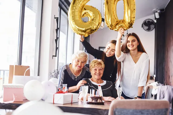 Balões Com Número Mulher Sênior Com Família Amigos Comemorando Aniversário — Fotografia de Stock