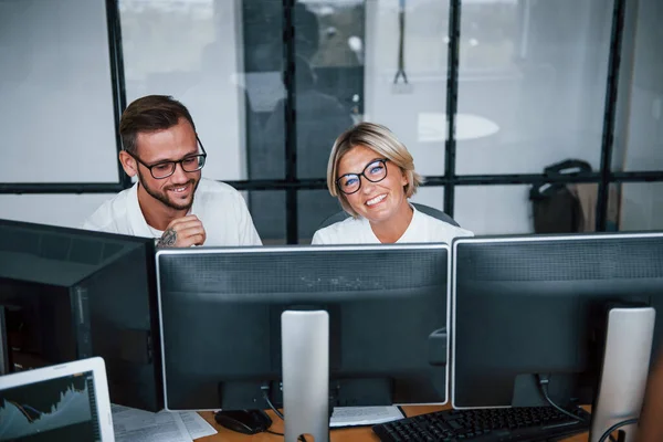 Due Agenti Cambio Abiti Formali Lavorano Ufficio Con Mercato Finanziario — Foto Stock