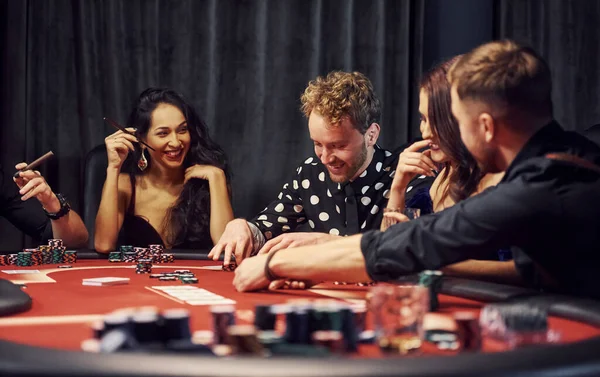 Kumarhanede Birlikte Poker Oynayan Bir Grup Zarif Genç — Stok fotoğraf