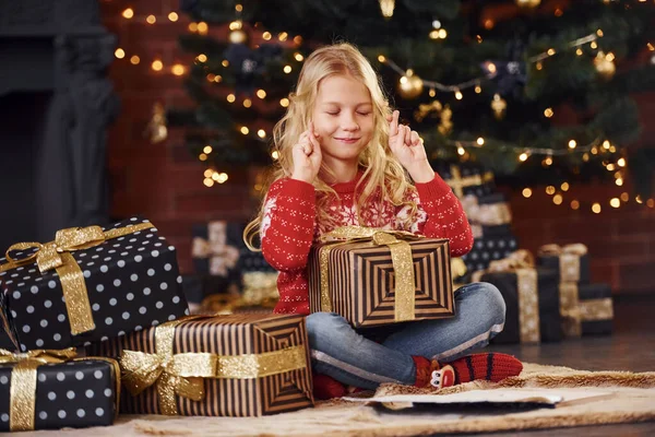 Милая Маленькая Девочка Подарочными Коробками Помещении Празднующих Новый Год Рождественские — стоковое фото