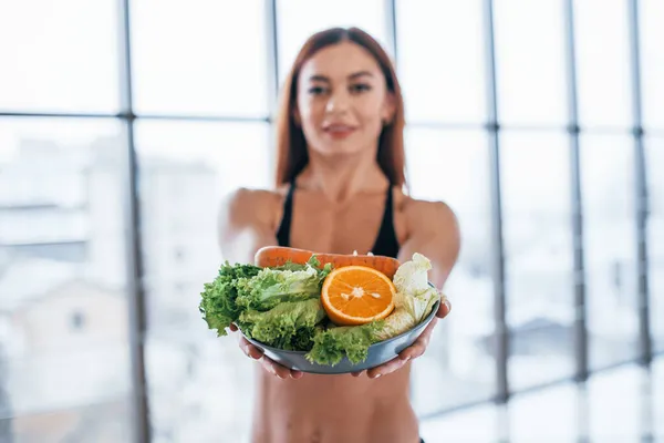 여자가 건강에 음식을 집안에서 — 스톡 사진