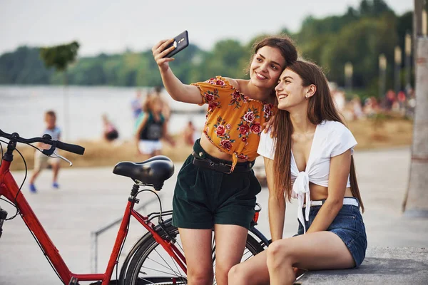 Ein Selfie Machen Zwei Junge Frauen Mit Fahrrad Amüsieren Sich — Stockfoto