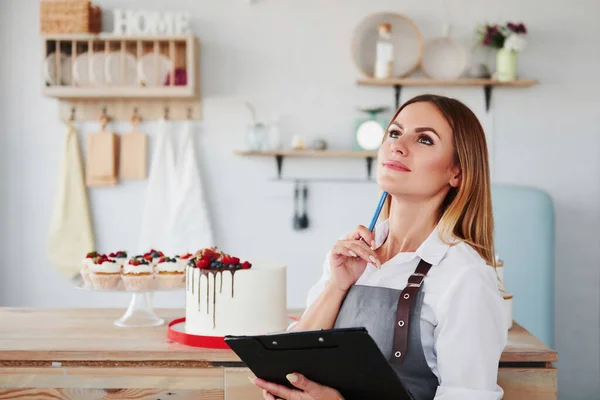 Donna Con Blocco Note Mani Sta All Interno Cucina Con — Foto Stock