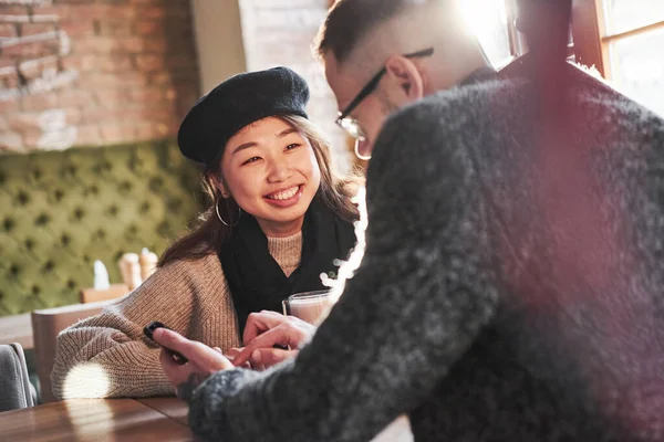 多人種のカップルがカフェで話している アジアの女の子とともに彼女のCucasianボーイフレンド — ストック写真