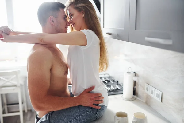 Junges Paar Umarmt Und Küsst Sich Der Küche — Stockfoto