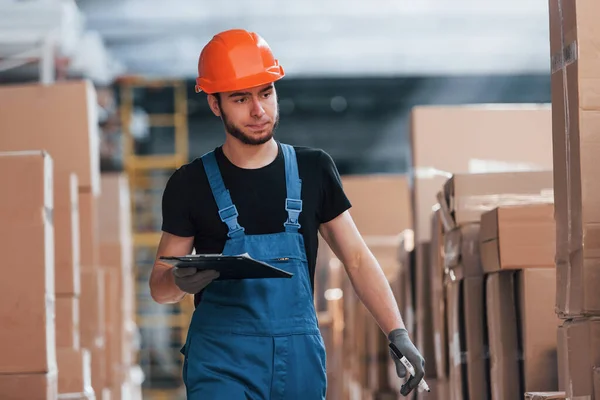 Trabalhador Armazenamento Uniforme Bloco Notas Mãos Verifica Produção — Fotografia de Stock