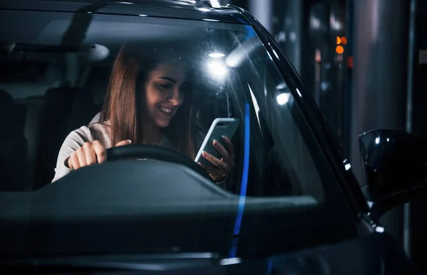 Mujer Joven Está Dentro Nuevo Automóvil Moderno Con Teléfono — Foto de Stock