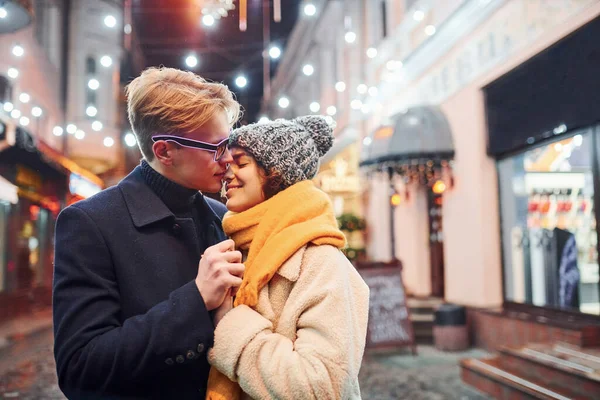 Pareja Joven Ropa Abrigo Besándose Calle Decorada Navidad —  Fotos de Stock