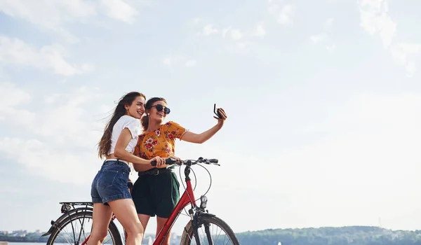 Делаю Удивительное Селфи Две Подруги Велосипеде Веселятся Пляже Озера — стоковое фото