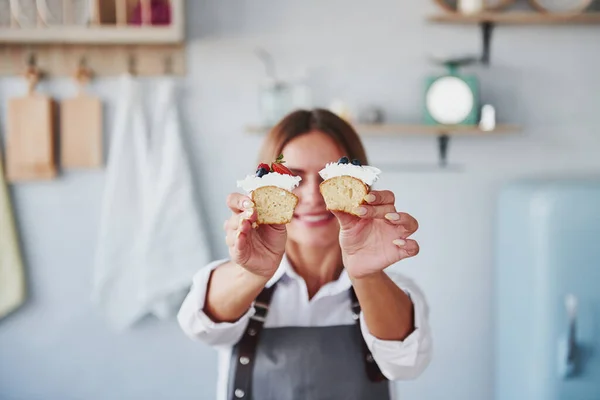 Donna Trova Chiuso Cucina Con Torta Fatta Casa — Foto Stock