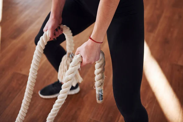 Närbild Sportig Ung Kvinna Svarta Sportiga Kläder Som Står Med — Stockfoto