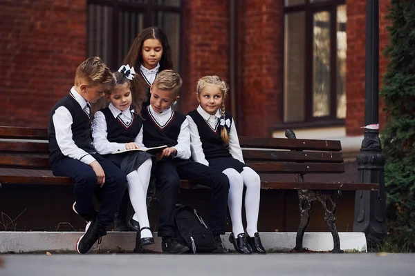 Niños Escuela Uniforme Que Sienta Aire Libre Banco Con Bloc — Foto de Stock