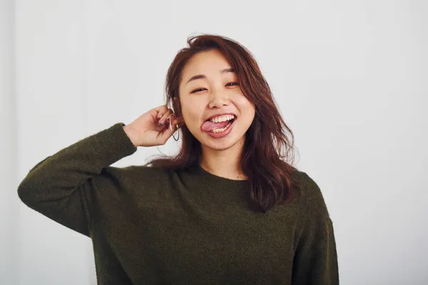 Stüdyoda Beyaz Arka Planda Duran Mutlu Asyalı Genç Kızın Portresi — Stok fotoğraf