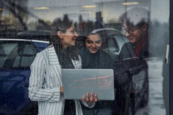 Freunde Stehen Regnerischen Tagen Hinter Glas Mädchen Hält Laptop Den — Stockfoto