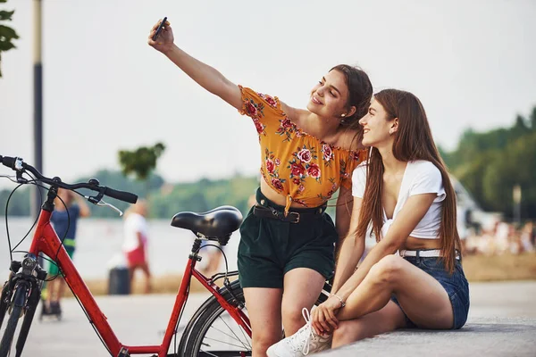 Haciendo Una Selfie Dos Mujeres Jóvenes Con Bicicleta Pasar Buen — Foto de Stock