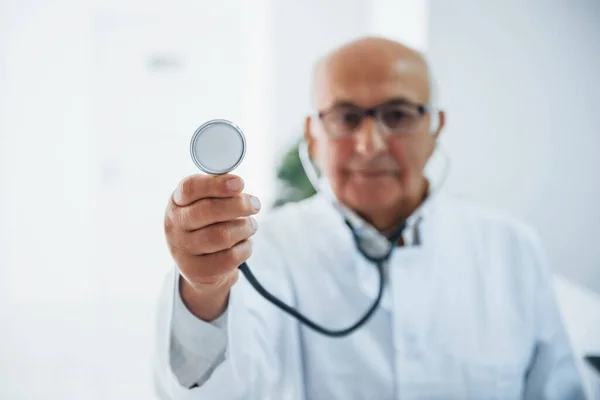 Ritratto Medico Anziano Con Stetoscopio Uniforme Bianca Che Trova Clinica — Foto Stock