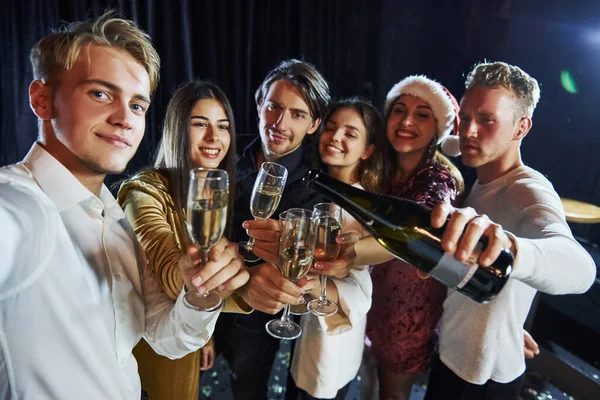 Preciso Selfie Grupo Amigos Alegres Que Celebram Ano Novo Casa — Fotografia de Stock