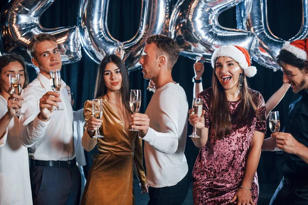 Grupo Alegre Pessoas Com Bebidas Comemorando Novo Ano 2020 — Fotografia de Stock