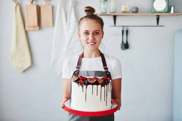 Frau Steht Mit Selbst Gebackenem Kuchen Der Küche — Stockfoto