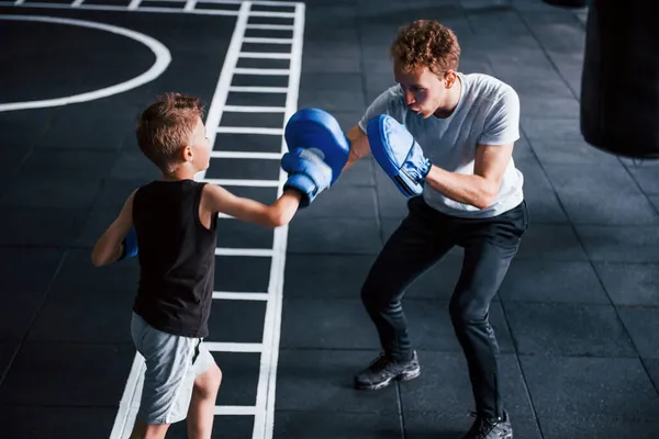 트레이너가 어린이 권투를 체육관에서 가르친다 — 스톡 사진