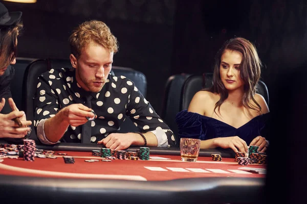Con Vasos Bebida Grupo Jóvenes Elegantes Que Juegan Póquer Casino — Foto de Stock
