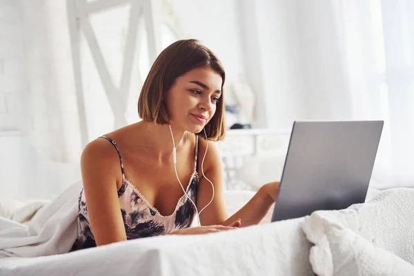 Luisteren Naar Muziek Met Behulp Van Een Koptelefoon Schattig Meisje — Stockfoto