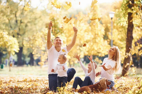 Vrolijke Jonge Familie Maken Samen Een Wandeling Een Herfstpark — Stockfoto