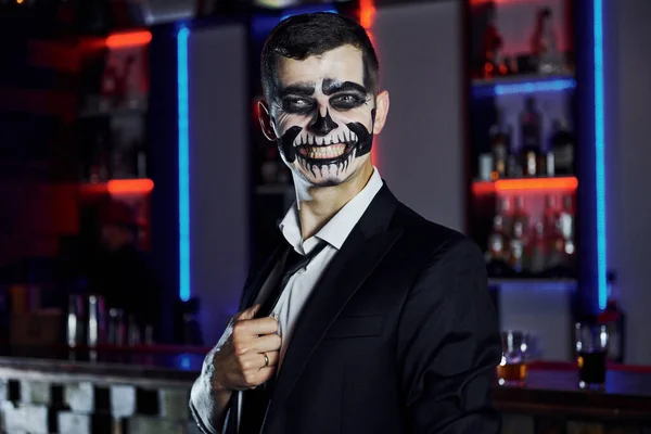 Retrato Homem Que Está Festa Halloween Temática Maquiagem Esqueleto Assustador — Fotografia de Stock