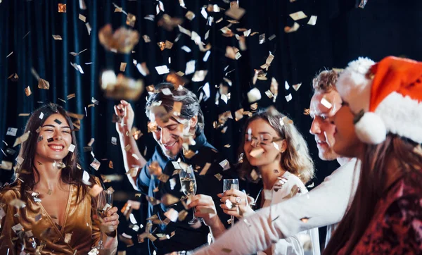 Confetti Está Grupo Amigos Alegres Que Celebram Ano Novo Casa — Fotografia de Stock