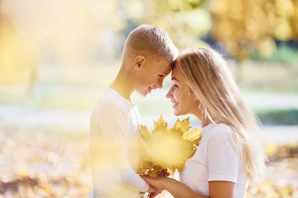 Madre Con Hijo Descansan Parque Hermoso Otoñal Día Soleado —  Fotos de Stock