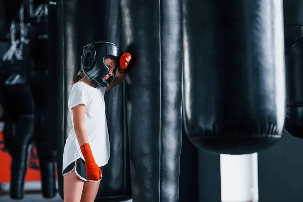 Menina Jovem Desgaste Esportivo Chapéu Protetor Está Ginásio Ter Dia — Fotografia de Stock