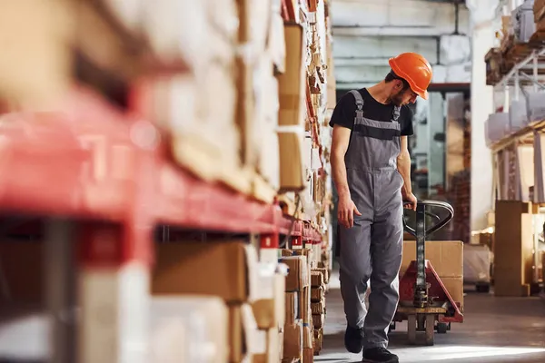 Jonge Mannelijke Werknemer Uniform Het Magazijn Duwen Pallet Truck — Stockfoto