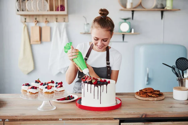 Versare Panna Donna Trova Chiuso Cucina Con Torta Fatta Casa — Foto Stock