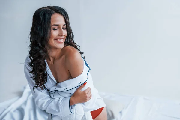 Mooie Jonge Brunette Witte Jas Staat Studio — Stockfoto