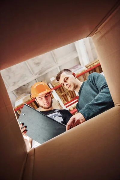 Uitzicht Van Binnenuit Doos Twee Mensen Met Notitieblok Hebben Werk — Stockfoto