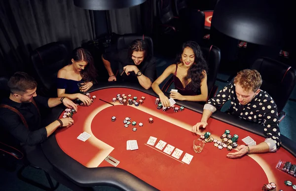 Вид Элегантных Молодых Людей Играющих Покер Казино — стоковое фото