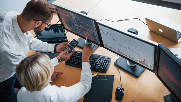 Vista Dall Alto Due Agenti Cambio Abiti Formali Lavorano Ufficio — Foto Stock