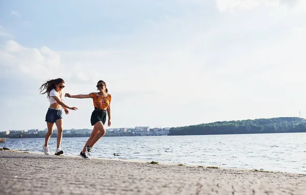 Twee Vriendinnen Rennen Vermaken Zich Overdag Aan Het Strand Bij — Stockfoto