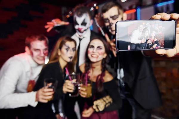 Przyjaciele Jest Tematyczne Halloween Party Straszny Makijaż Kostiumy — Zdjęcie stockowe
