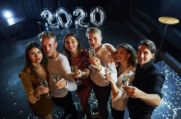 Grupo Alegre Pessoas Com Bebidas Nas Mãos Celebrando Novo Ano — Fotografia de Stock