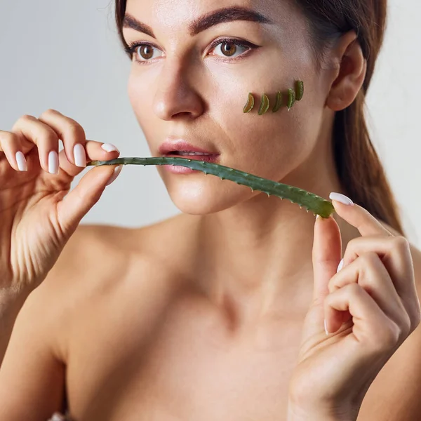 Naken Kvinna Studion Mot Vit Bakgrund Med Aloe Vera — Stockfoto