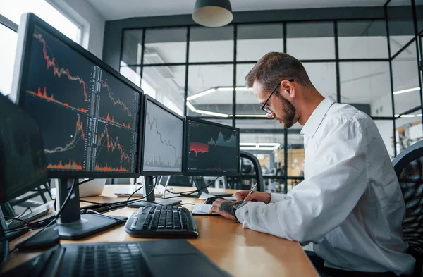 Muž Makléř Formálním Oblečení Pracuje Kanceláři Finančním Trhem — Stock fotografie