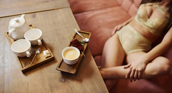 Sexy Jeune Femme Couchée Sur Canapé Près Table Avec Nourriture — Photo