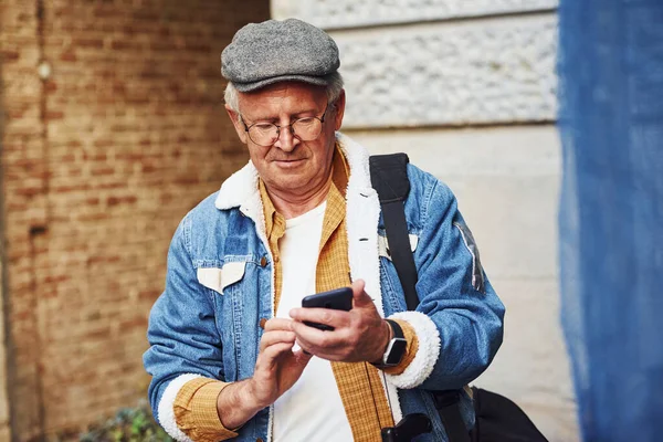 Sénior Elegante Roupa Moda Copos Está Com Telefone Cidade — Fotografia de Stock