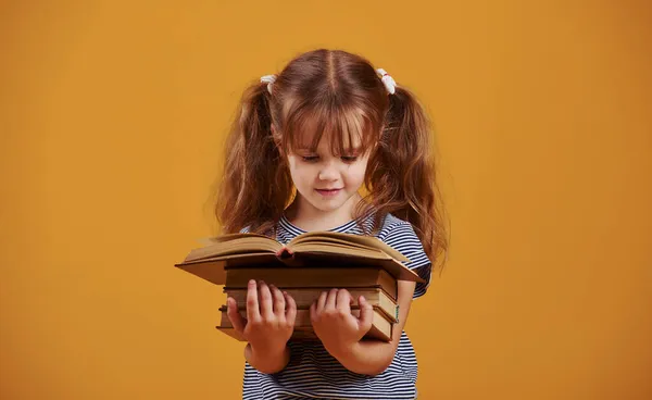 Χαριτωμένο Κοριτσάκι Βιβλίο Στα Χέρια Στο Στούντιο Κίτρινο Φόντο — Φωτογραφία Αρχείου