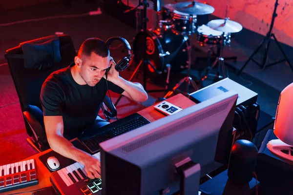 Profesyonel Ses Mühendisi Stüdyoda Müzik Yapıyor — Stok fotoğraf