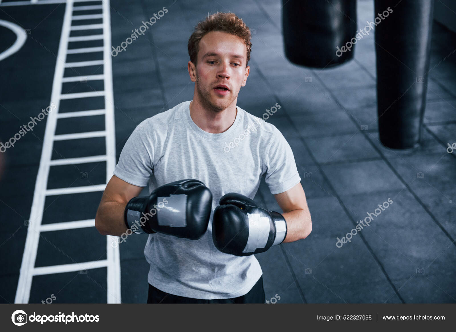 Hombre Joven Con Camisa Blanca Guantes Boxeo Haciendo Ejercicios Gimnasio:  fotografía de stock © myronstandret #522327098