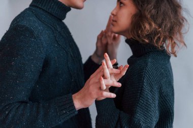 Stüdyoda birbirini kucaklayan sevimli genç çift..