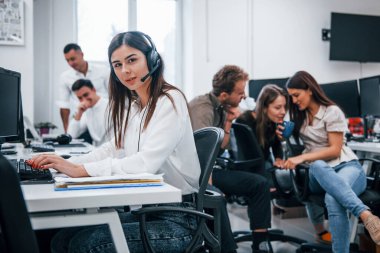 Çağrı merkezinin içinde. Modern ofiste birlikte çalışan genç iş adamları..